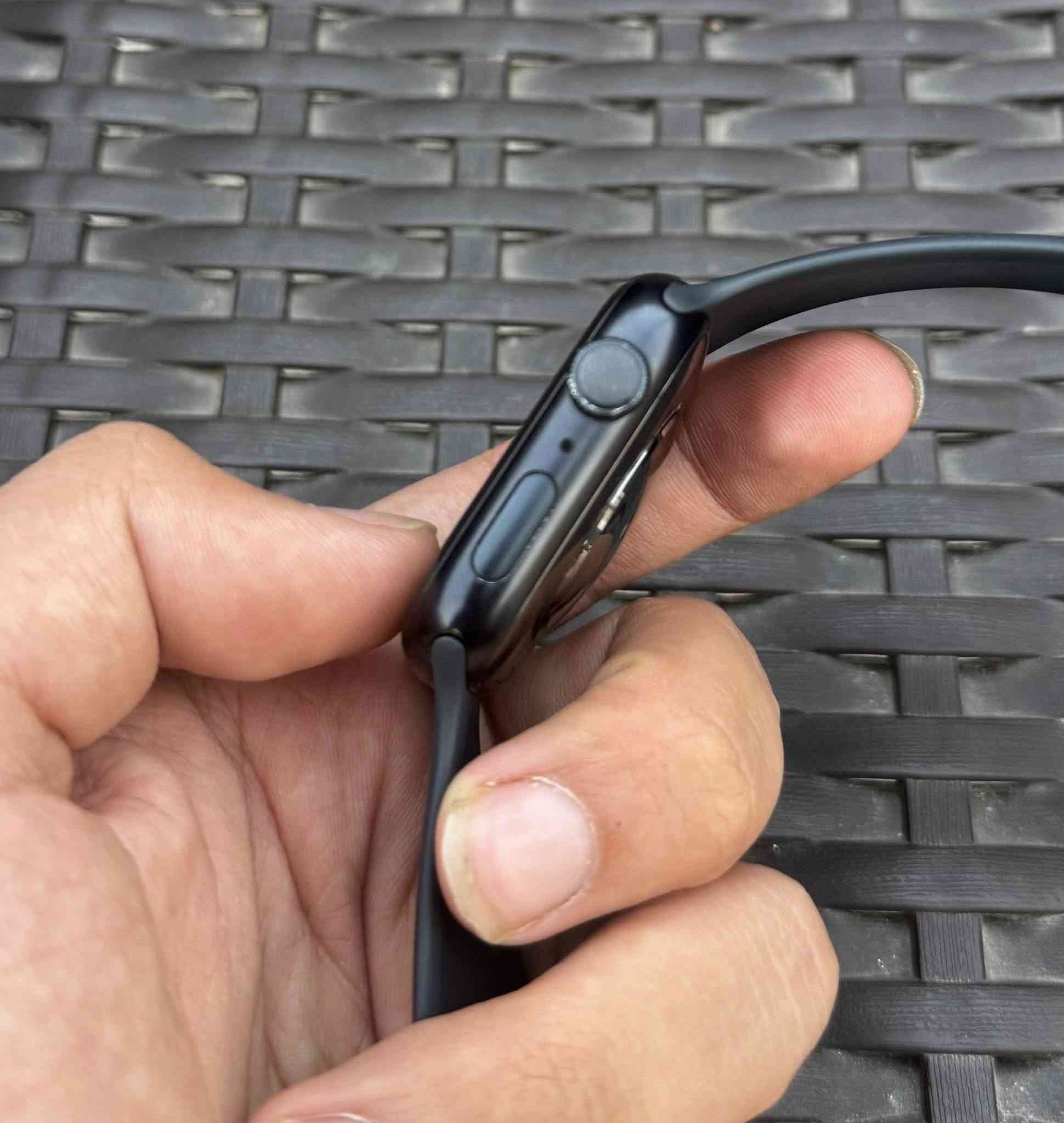ساعة ابل الجيل 9 GPS
قياس 45mm 
بطاريه 100%
نضافه 95%
مع شاحنه اصليه مالت الساعه 
بدون ملحقات فقط الساعه وكيبل الشحن
السعر 270 وبيها مجال

*********** 
مكاني بغداد
