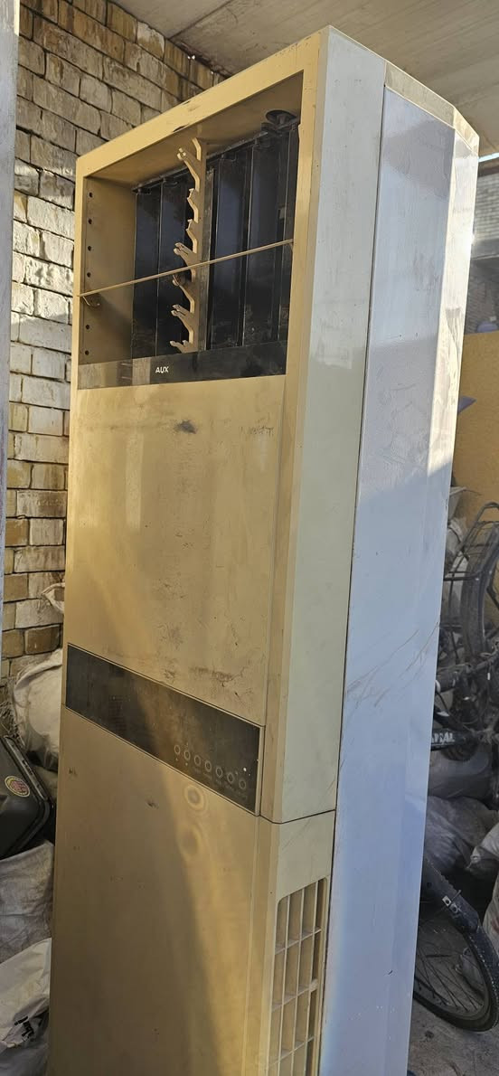 عندي ثلاث سبالت اثنين طن شغالات عل فحص اخو الجديد نضيف سعر الواحد 200 الواحد الرقم والاتصال به *********** 📱موجود واتساب
