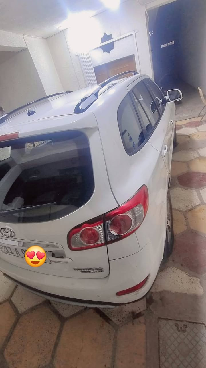 السلام عليكم سنتافي خليجي 2012 للبيع السيارة فول مواصفات واحلى من الصور بصمة تحكم استيرن حساسات بالدعامية زراك لايت ٧ راكب تبريد ٣ قطع كير محرك مكفول على وضع الشركة تخم تاير قبل اسبوع شادة صدر السيارة خير من الله بيها بارد شي قليل بالباب الخلفي خلف الصدر وهلال الجاملغ وصبغ على كد شبر جوة الرقم السيارة باسمي رقم بغداد. مكان السيارة ديالى بعقوبة التحرير. 
 الهزة بعدها جديدة  السعر 167$ للاستفسار الاتصال على الرقم *********** او ***********
