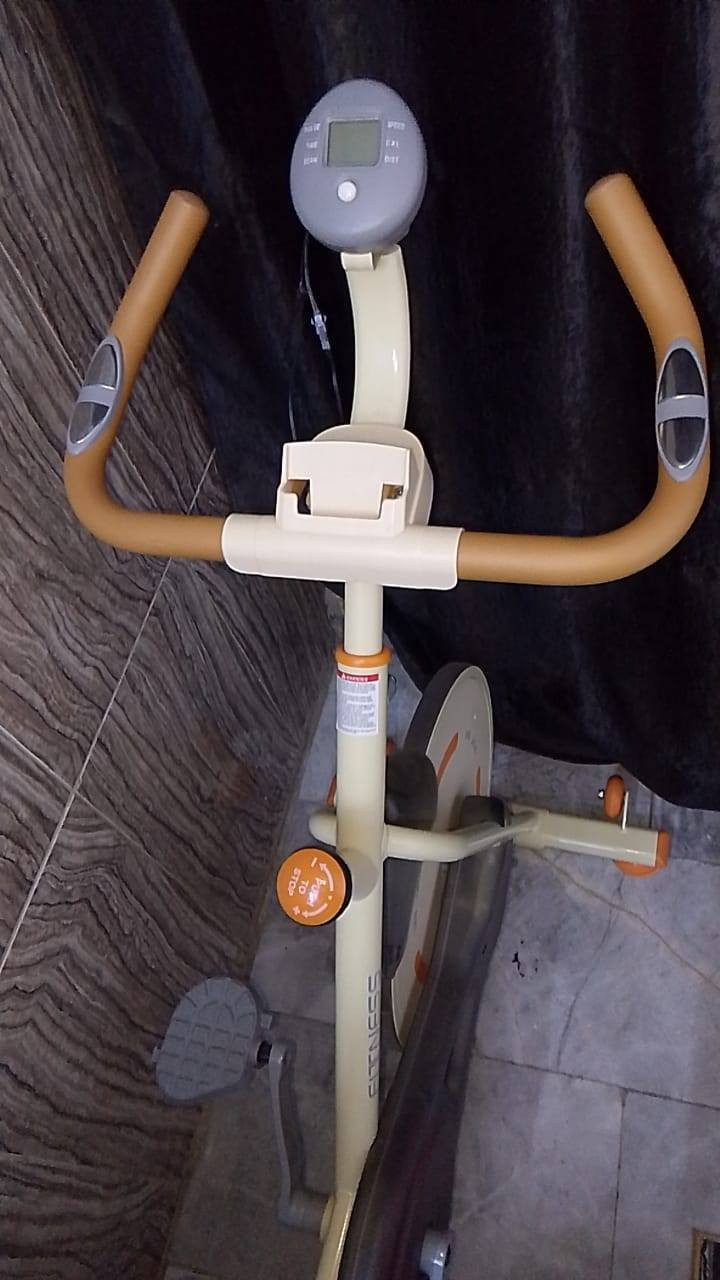 يتحمل وزن 150كيلو
يقيس نبضات القلب 
يقيس المسافة المقطوعه 
استعمال اسبوع بعده بالكارتونه وتگدر تتحكم بالارتفاع بالمقعد وبالمفاصل مالت مكان اليد  وبي ستاند للتلفون ويصفط للأماكن الصغيره 250 وبي مجال بسيط


**إذا كنت صاحب هذا الإعلان وتريد حذفه لأي سبب، رجاءا أرسل رسالة إلى الدعم الفني**