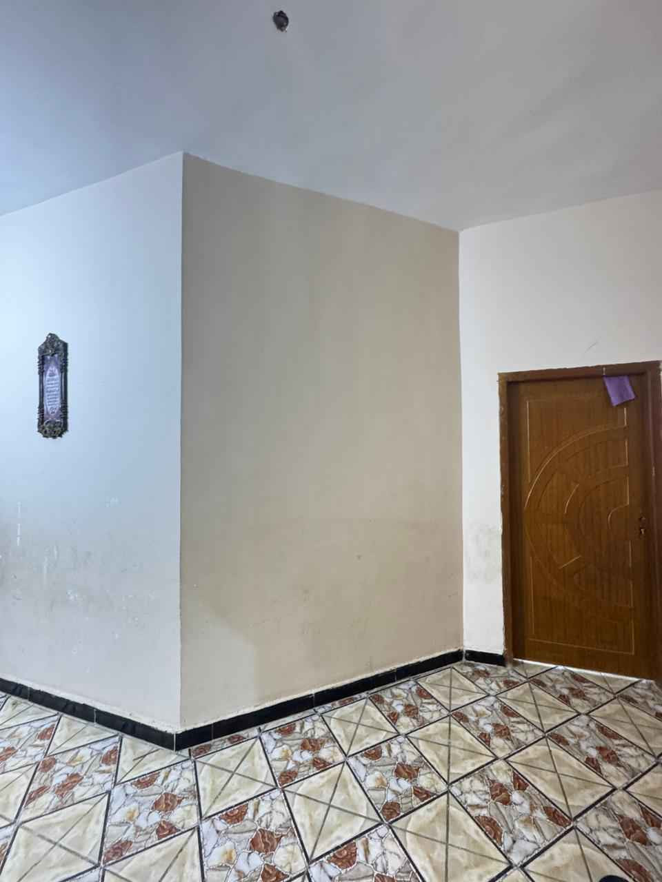 يعلن عقارات الخيث توفر بيت للبيع. 
مساحته 200م 
مكان: باب الهوى شارع ابو حامد في بدايت السوگ. 
يحتوي على غرفتان وصاله ومطبخ وحمامات و ديوانيه +غرفه صغيره طابق الثاني. 
الطابو صرف زراعي. 
موقعه قريب على سوگ ومرتب. 
سعره: 120 وقابل للتفاوض 

♦للتواصل واتساب: *********** البصرة, العراق
