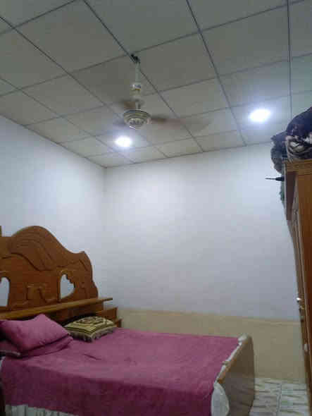 دار للبيع مساحه 150م الاساس صب البناء ابلوك السقف صب غرفتين وصاله ومطبخ وستقبال وصحيات الدار مقسوم إلى مشتملات 2اضافه غرفه فوك مكامله السعر 48وبي مجال للشراي الموقع شارع المطار القديم يم اسواق الامير الاستفسار على الرقم  ***********
