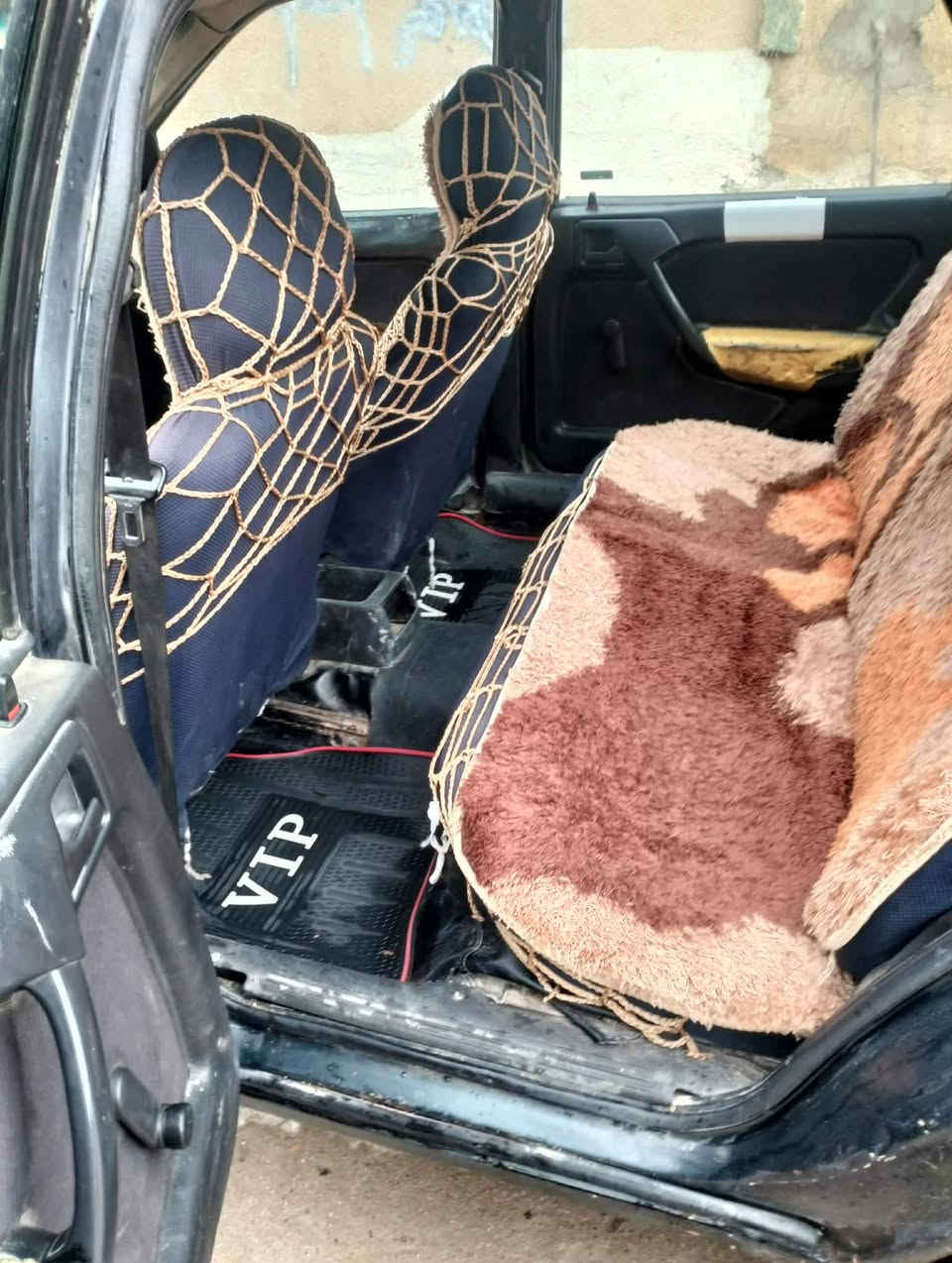 السلام عليكم سيارة فكترا حجم16موديل 92مكينة بيهاصرف غرفتها نضيفةالسعر  25 وبيها مجال بسيط المكان موصل جانب لايمن ***********
