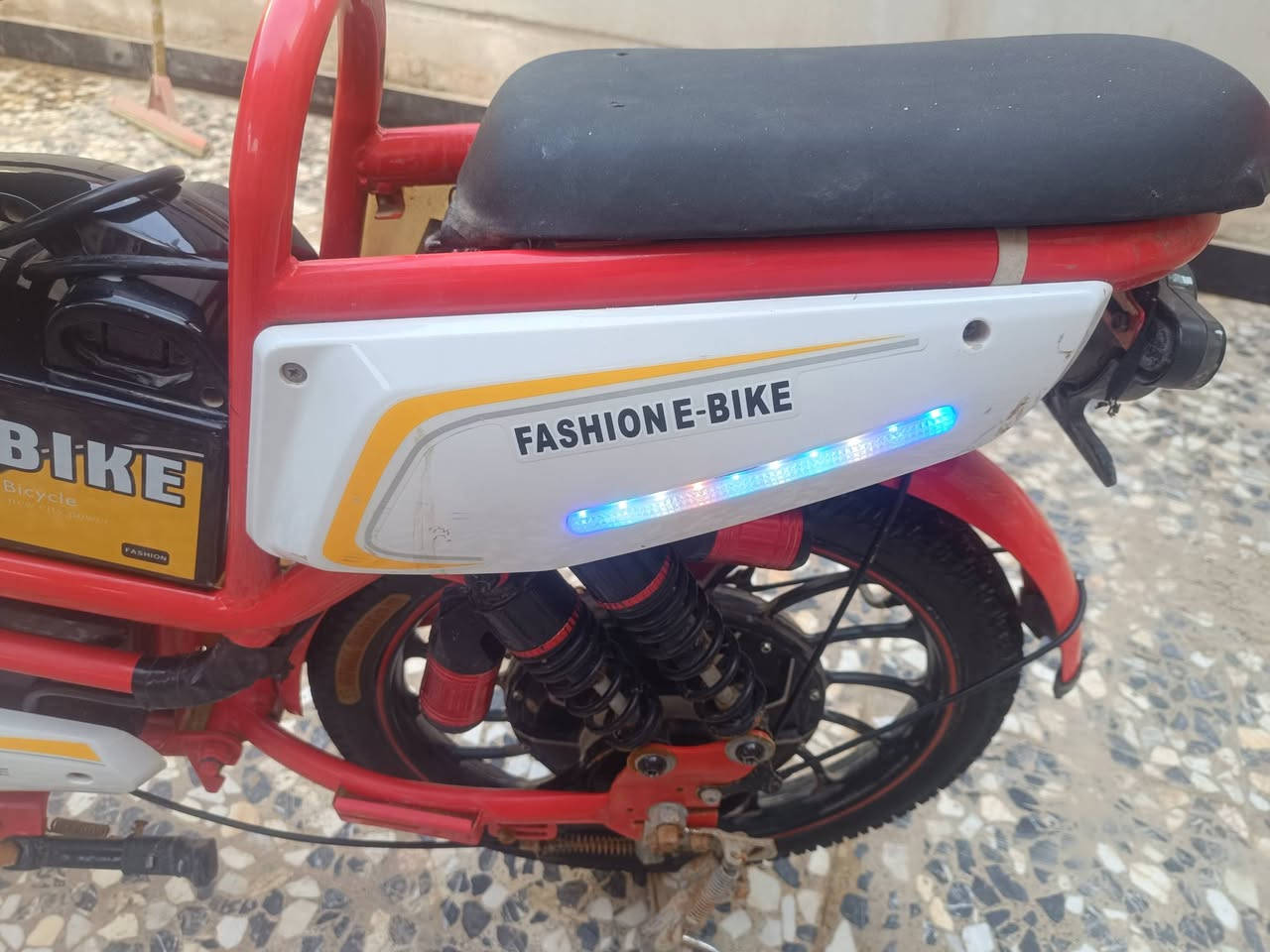 باسكل شحن حجم20
موديل2025
لون احمر
مواصفاته
تشغيل عن بعد
تشغيل كارت وسويج
اضائهLED بالجانب وبالخلف
اشاره وهورن شغالات
لايت عالي وناصي ثلجي
سماعه بلوتوث 
السرعه 99 والحقيقي تقريبا40
ملف حجم 500W
العقل حجم500W عقل وملف عملاقات وما بيهن اي عطل
البطاريات 4
(البطاريات مال الشركه كلهن قويات بس وحده تعبانه )
الباسكل اي كسر او نقوصات ما بي تجي تاخذه وتتوكل وربع ما تذب عليه

#المكان بابل الحله
#السعر 275 وبي مجال 
للاستفسار *********** موجود واتس اب
