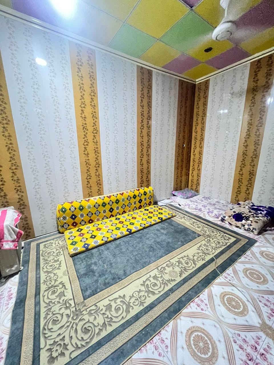 بيت بالناحيه. بي اربع غرف وهول مساحته ٧×٦ مطبخ ودوانيه خارجيه وصحيات  وطارمه الطول ٨ والعرض ٤. مساحت البيت كل ٢٥٠والمقرنص واصل للباب

السعر ٧٠ قابل للتفاوض
 
مكتب عقارات السفير 
كرمه علي الناحيه قرب الجسر الأخضر قرب عيادات الحمد الطبيه
مكي غازي العبادي  ***********
