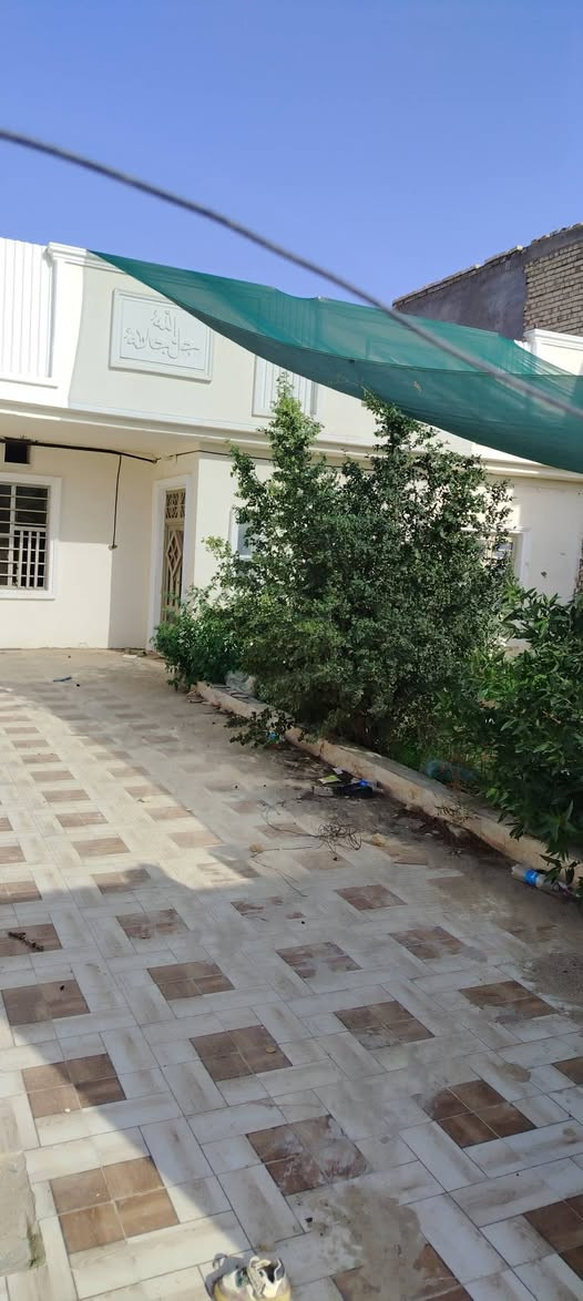 للبيع حي الحكيم مساحه ٣٥٠ متر كراج او حديقه صحيات داخليه او خارجيه غرفتين نوم استقبال او مطبخ كله طابوك مرقم بلديه البيت ركن او علئ نفس النزله شارعه جاي يشتغلون بي راح ينصب مجاري الشارع كله  سعره ٦٠ او بي مجال اتصال أو وتساب ***********
