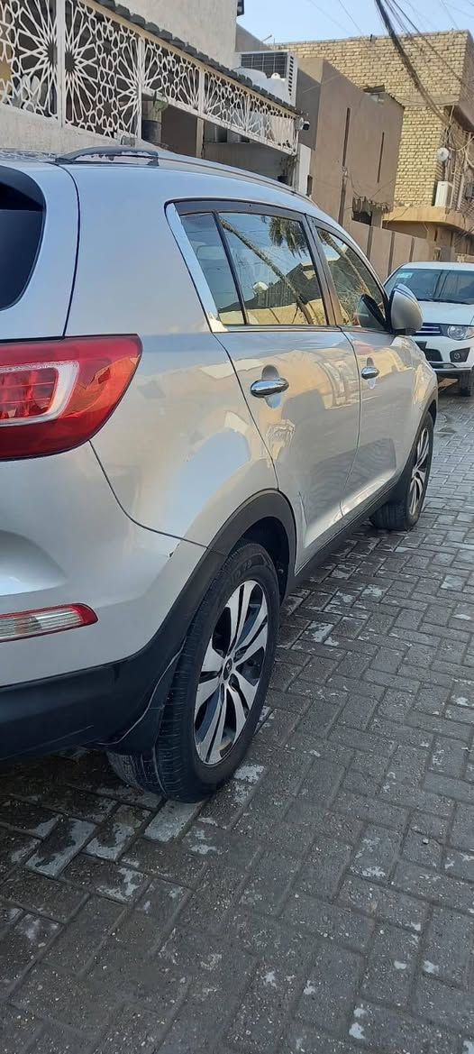 السلام عليكم سبورتج للبيع موديل 2012 خليجي  مكفوله  بارد بسيط شاملق الامامي السياره رقم بغداد انجليزي باسمي مكينه 2000 مقفوله حداديه وتبريد مقفول عنوان  بغداد رقم الهاتف ***********
