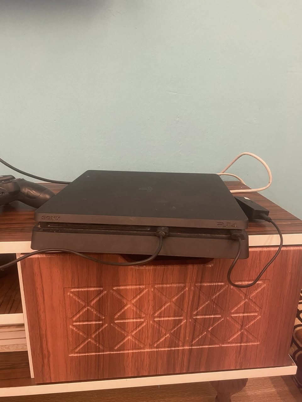 بلي فور مهكر سلم ويا ٣ يدات وحدة اصلية اغراضة كاملة حتى قطعة التهكير
سعرة ٢٧٥ وبي مجال للشراي نضيف ما مفتوح ابد شرط الفحص 
***********  هذا رقمي هم بي واتساب
