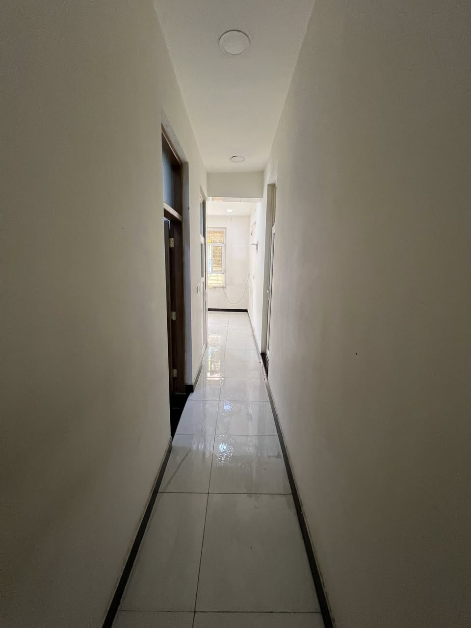 السلام عليكم شقه للبيع ملك صرف سند وحدك طابق ارضي باب ومي وكهرباء وحد مو ع عماره والباب ع شارع مو ع ممر 
تحتوي ع صاله ومطبخ ومنور صغير وغرفتين نوم وحمام 
المكان الاعظميه المقبره الملكيه مقابل حديقه حجي بصره 
مكان الشقه شارع عريض ومقابيله حديقه 
*********** للاستفسار
