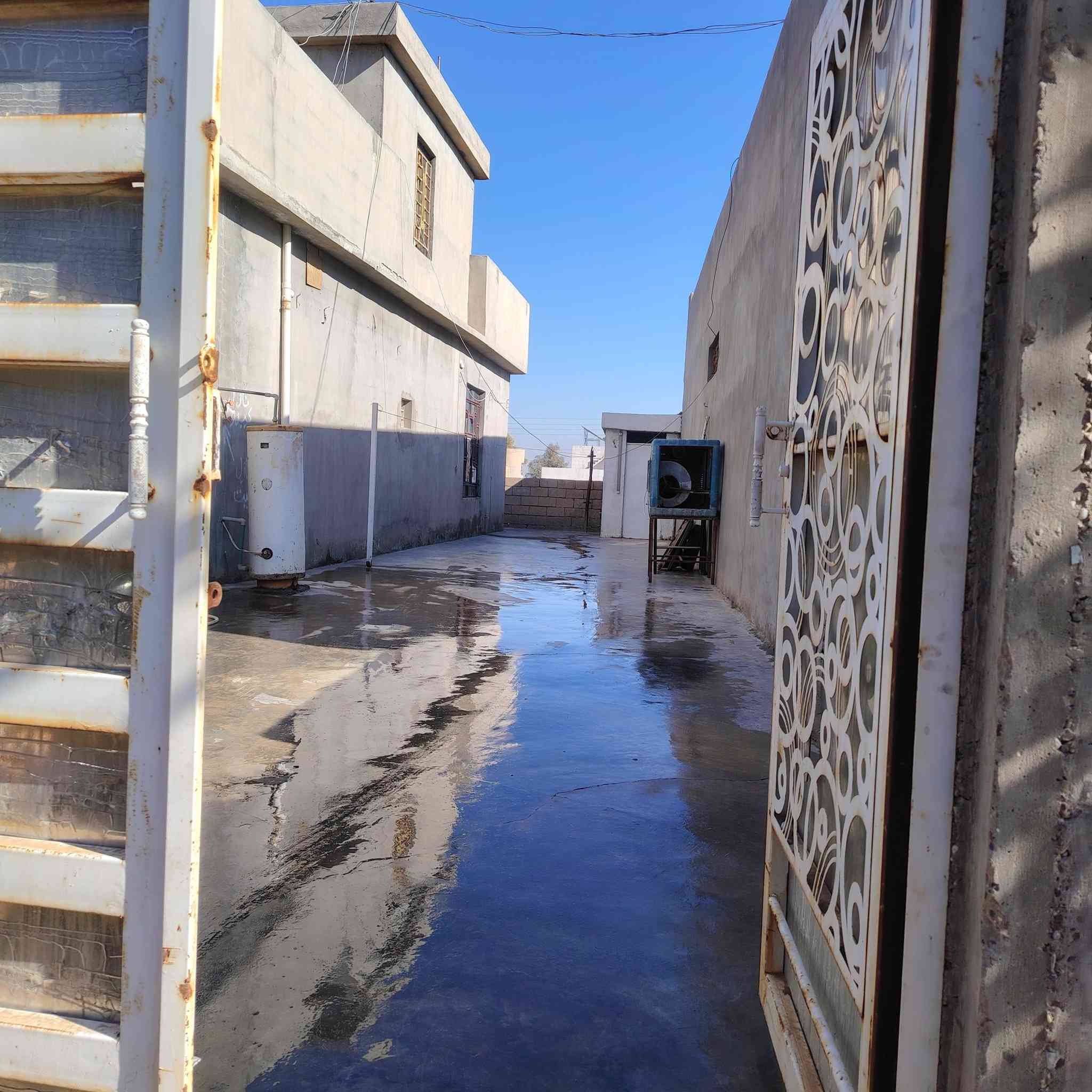 السلام عليكم بيت للبيع زراعي
الموقع بين المزرعه و المالحه قرب سيطره مدخل بيجي الجنوبي.. الواجهة 9 والعمق 14

البيت يتكون من غرفتين عدد 2 _ 5 ×4

استقبال 6 × 4

مطبخ 5 × 4

هول 9 ×4

كراج سياره 5 × 20 

حديقه اماميه

صحيات خارجيه وداخليه..

البيت بناء حديث واصل مي و كهرباء و مولد وجاهز للسكن

 السعر 37 

للأستفسار ***********
