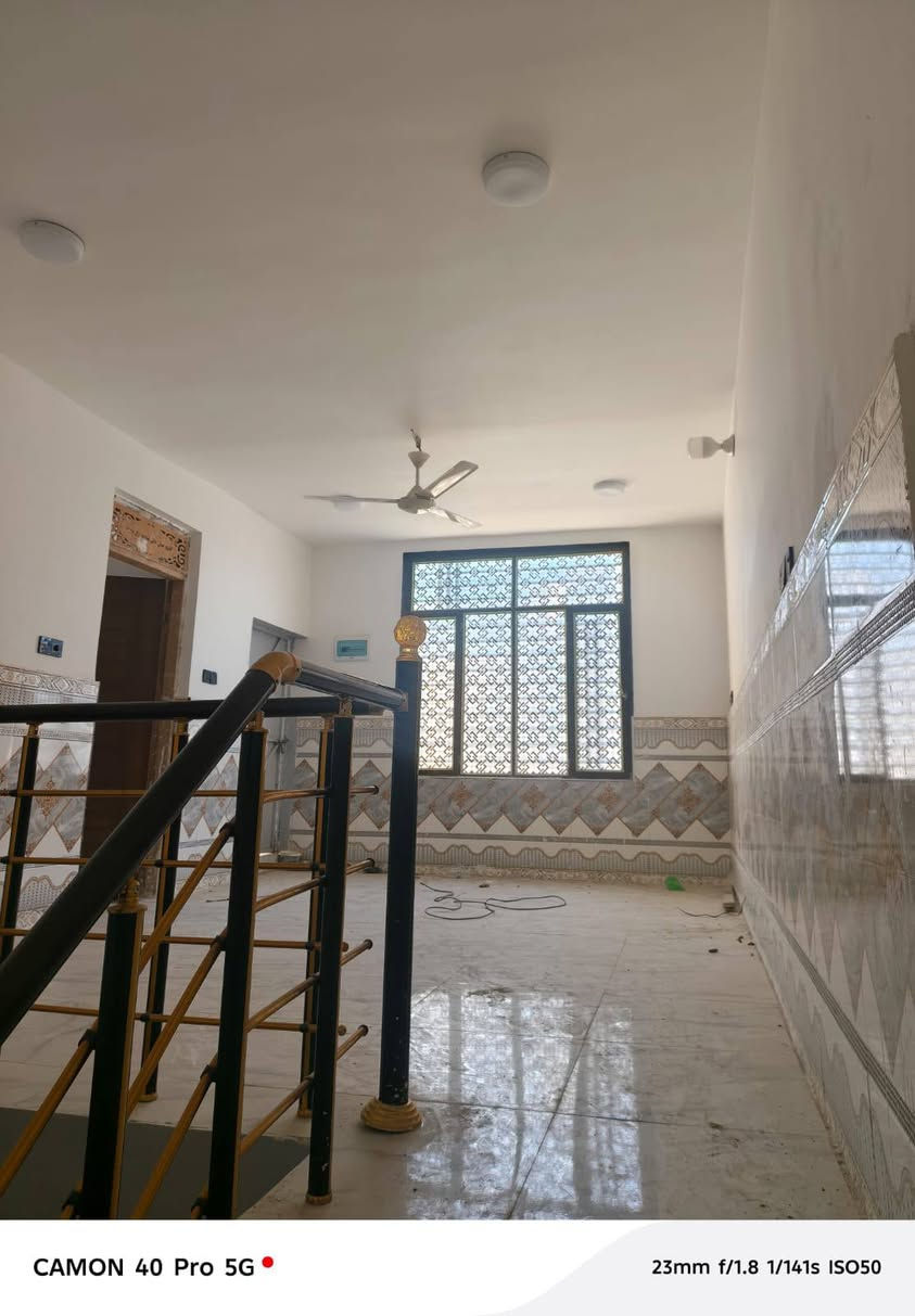 ياالله يارزاق
مكتب عقارات الثقه يتوفر لدينا بيت للايجار في حي الثوره 
١٠٠ متر طابقين مربع البيت جديد يتكون البيت من 
الطابق الاول
( استقبال صاله غرفه وحده مطبخ صحيات ساحه منور)
أما الطابق الثاني 
غرفه وحده . صاله 
ايجاره ٤٠٠ وبي مجال .... دلالية المكتب 50 الف 
للاستفسار يرجى الاتصال على الرقم 
إتصال هاتفي 📱 أو واتساب ***********
