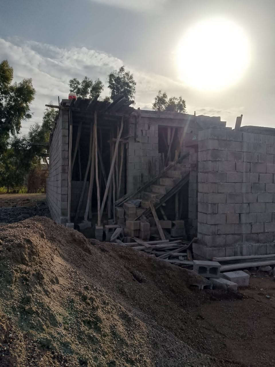 مشتمل مساحه 100 متر  مساحه الشارع 10مترامام وشارع خلف البناء عبور سيطرة أجحيش  كهرباء واصل  السعر 13وبي مجال الاتصال ***********
