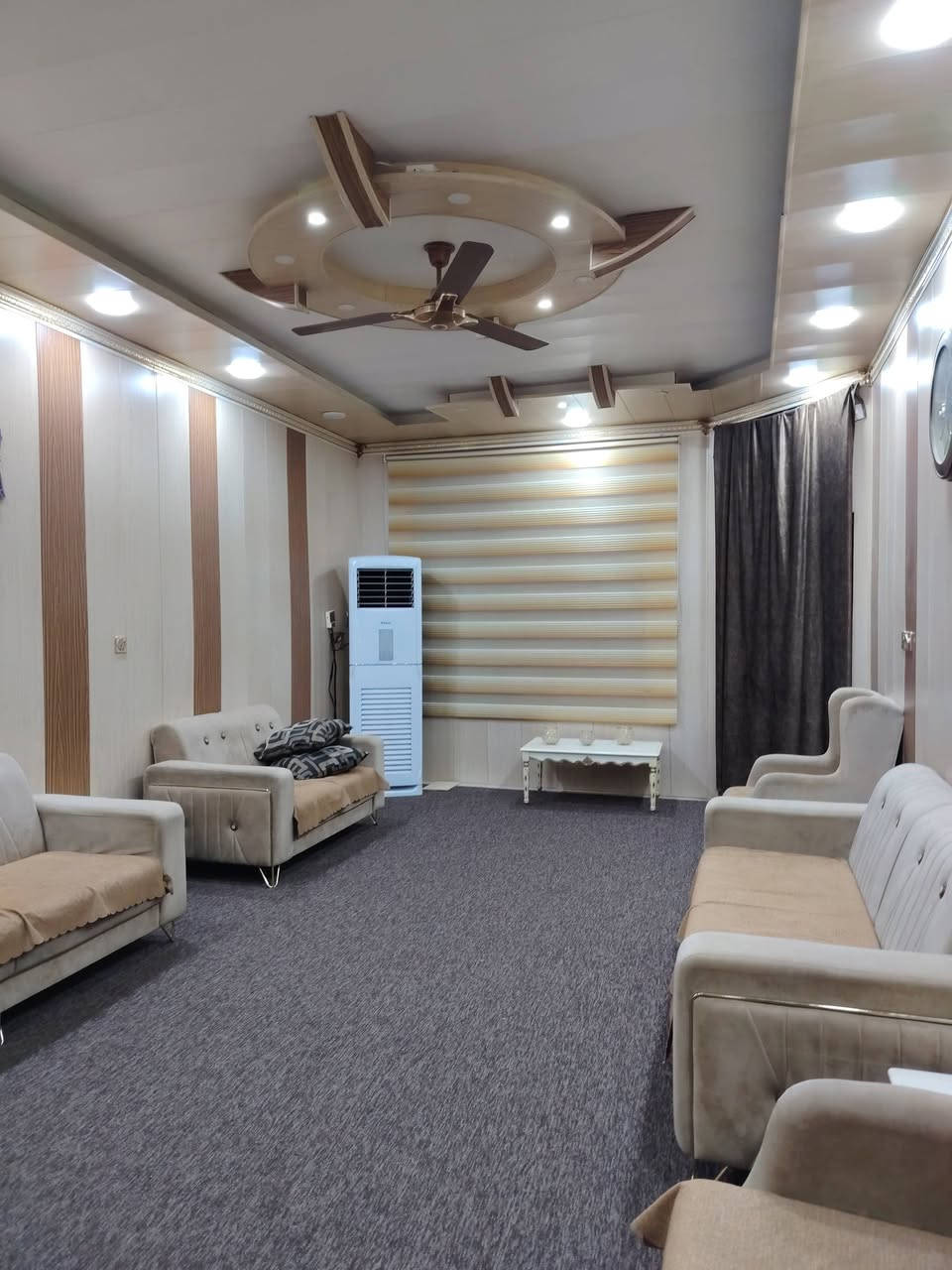 بيت للبيع طابو زراعي سند 25مساحه 230متر استقبال ومطبخ وغرفتين نوم وصاله ومجموعة صحيات اول فرع مقابل العلوه خلف محلات استاذ شمس
 ملاحظه البيت بي برج انترنيت مؤجر بالشهر 50الف وخط انترنيت مفتوح
السعر 125وبي مجال بسيط
رقم ***********
