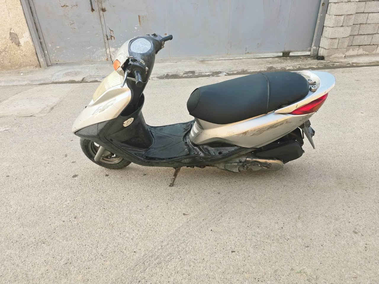 السلام عليكم بريز للبيع كامله نكره سلف نقصها ستاند وسط ولايت امامي طاي الباقي كله كامله مكينه ابلاديه لاتبخير ولا تنقيص ناعمه اوراقها كامه السعر ٤٢٥ المكان الثعالبه قرب محطه البانزين مال ثعالبه 

*********** بغداد, العراق
