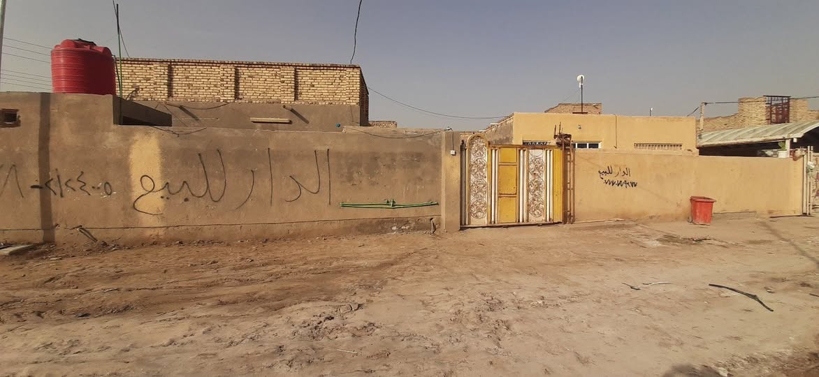 السلام عليكم بيت مساحه375  للبيع في حي الحكيم بالقرب من سيد جاسم  شارع الطابو يبعد عن الشارع تبليط 100 متر البيت يتكون من استقبال13×4 مع صحيات ستقبال +مطبخ5×3ونص +غرفتين6×3ونص +صاله8×4    +كراج10×7  + مخزن5×7 يصلح الى مشتمل كامل   + صحيات. + مطبخ حار+كراج يسع الى سيارتين للاستفسار  الاتصال ع***********
