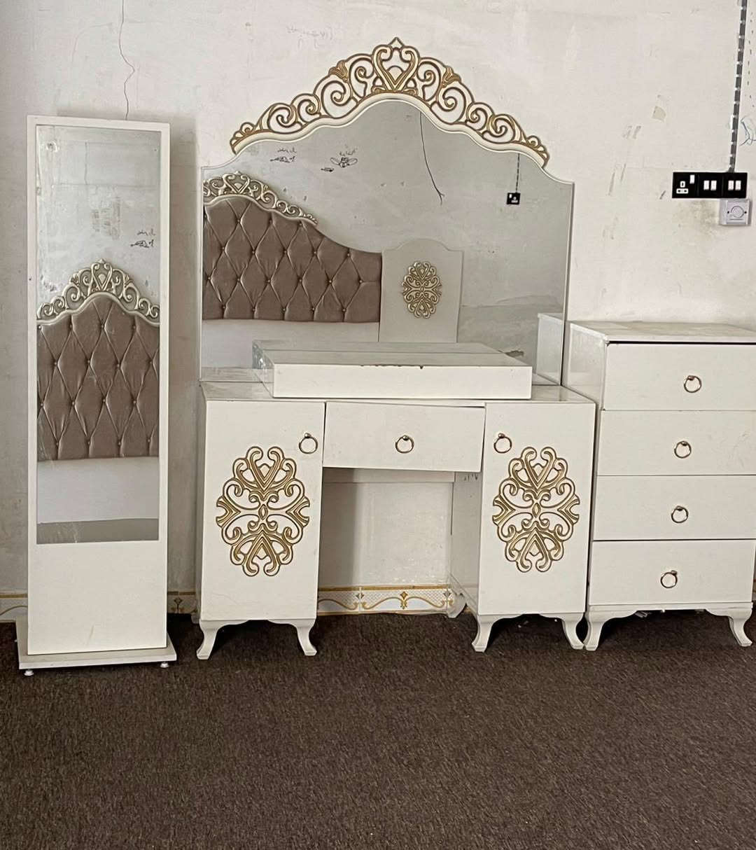 سلام عليكم          للبيع  للبيع 
غرفة نوم   مستعمله ضررها بس سكك جرارات
مع دوشك الاصلي 

العنوان النجف حي الامير     ***********
