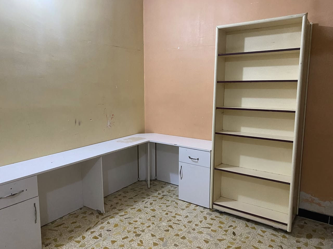 ميز مكتبي  مستطيل شغل فول رف وجهين فول خشب جدد للبيع سعر بلاش160 ألف بس الميز بسوك 350 ألف  ***********
