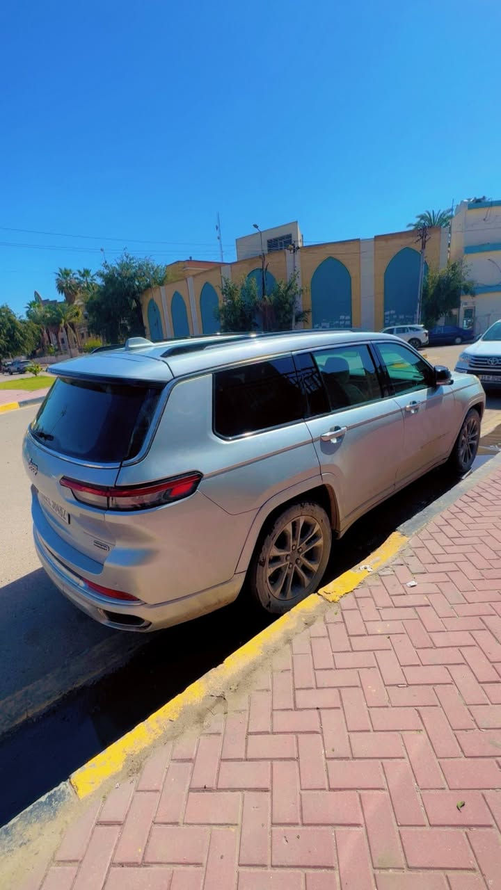 السلام عليكم  بيع مستعجل بسبب الحاجة جيب كراند شيروكي 2021 الشكل الجديد اوفر لاند  ومعروف مواصفات الاوفر لاند :
اللون رصاصي 
رقم بغداد مشروع وطني جديد
عداد السرعة 28 الف مايل
بانوراما 
كشنات جلد تدفئة تبريد 
كشنات كهرباء 
جكات 
فور ويل 
تشغيل عن بعد 
دخول ذكي 
7 راكب كشن متصل 
جنطة كهرباء 
وبعد بيه هواي مواصفات الصراحة ما اعرفه
وحادثه مثل ما موضح بالصور 
السعر : 26,000
وبيه مجال للشراي 
بغداد الدورة 
***********
