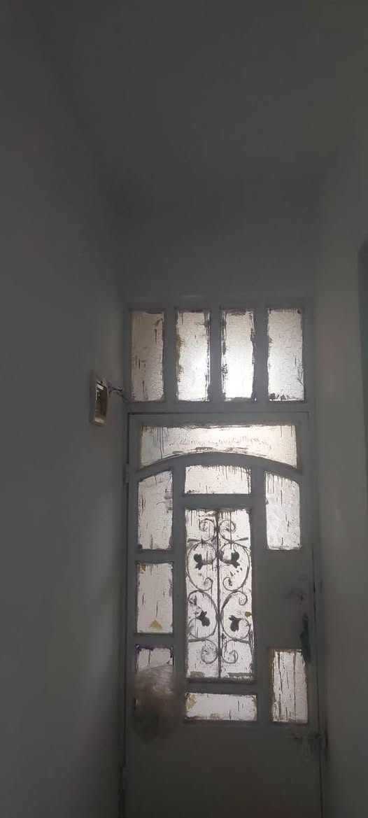 بيت للإيجار مساحة ١٠٠ متر خلف دكتور جعفر الإبراهيمي بين السوقين الأول والثاني قريب مأكولات الساعدي نظيف كاعة صبه و مصبوغ حديثا كامل مأطور وسحب كهرباء للاستفسار على هذا رقم ***********
