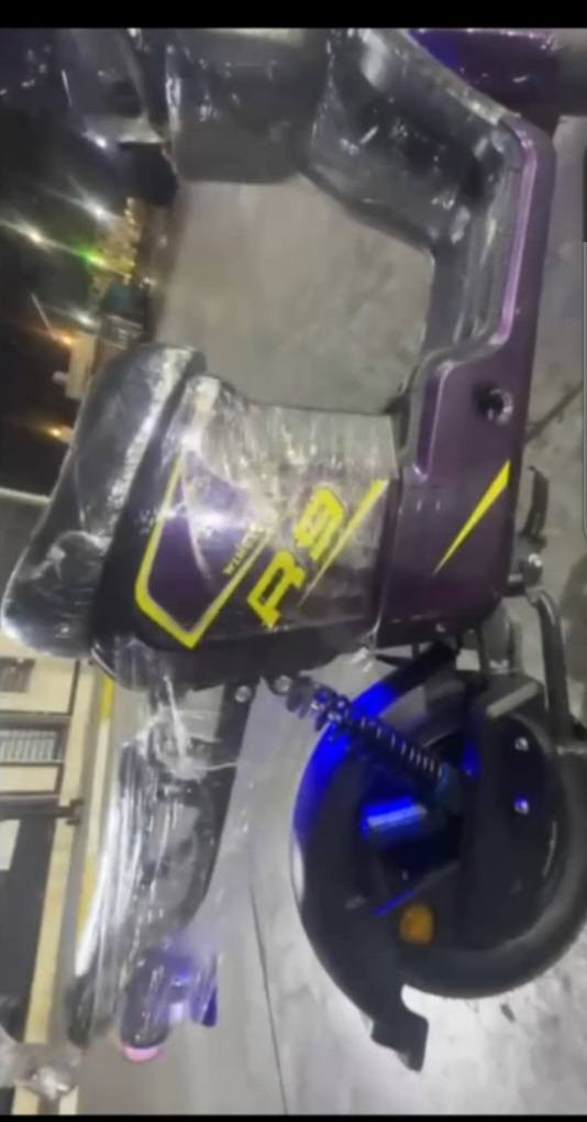 سلام عليكم ورحمة... 
للبيع... 
دراجه شحن للبيع نوع (R9) موديل 2024 نضيفه بطاريات شركه الريان. دراجه نضيفه من كلشي وما بيه اي نقص من دبلات وسله ومرايات ودي جي وشاشه جديده دراجه كامله وما متعوبه..... 
لكن. 
(الدراجه فقط سويج مو كارت)
السعر 
375 الف وبيها مجال وانا خادم..
رقم الهاتف ***********
