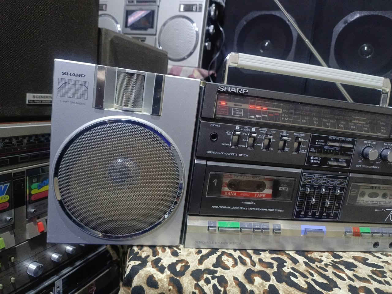 للبيع 
مسجل راديو دبل كاسيت 
( شارب j.f-700 ) إستيراد الشركة التجارية العراقيه أواسط الثمانينات 
جدا نظيف ..راديو 4 موجات مع ال fm 
تسجيل بطيئ وسريع .. بلاد وضع شركه 
للاستفسار (***********) متواجد واتساب.ماسنجر .. يوجد توصيل 
(( السعر مراسله الصفحه))
