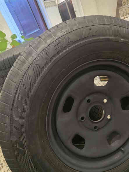 السلام عليكم 
تخم تاير مع الويل قياس 17
كوديير امريكي انتاج 23 نظافة 75 %
السعر 400.000 الف دينار 
للتواصل ***********
