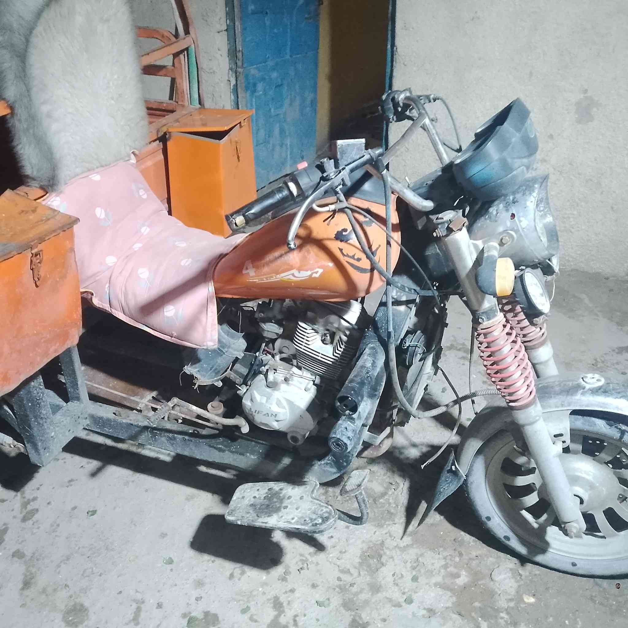 توته للبيع ادوات مقفوله من كل شيء سعر 950 بيها مجال قليل عنوان بصره زبير رقم الهاتف ***********
