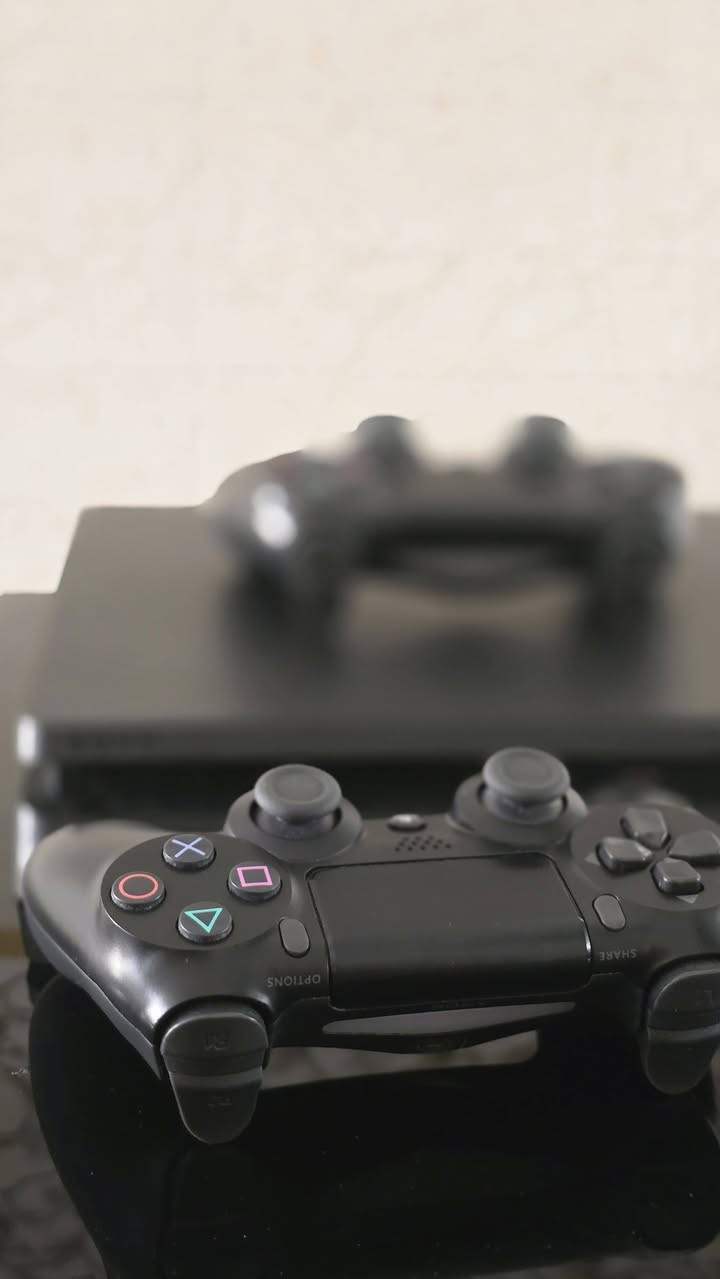 للبيع PlayStation 4 Slim سعة 512GB
✅ نظافة 95%
✅ وياه 2 جويستك
✅ قرص GTA V أصلي

السعر: 240 ألف دينار فقط
للتواصل على الواتساب : *********** 
الجهاز شغال ممتاز وما بي أي مشاكل، والفحص قبل الشراء. وبي ضمان

توصيل لكل العراق 📦

