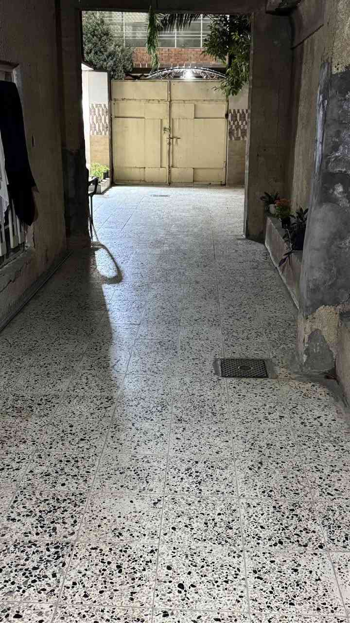 السلام عليكم دار للبـيع المساحة 240 طابو ملك يحتوي 3 غرف + مطبخ وحمام عدد 2 خارجي وداخلي العنوان ديالى بعقوبة حي المعلمين شارع مطعم الوان السعر مناسب الاستفسار الاتصال واتساب او هاتف ***********

