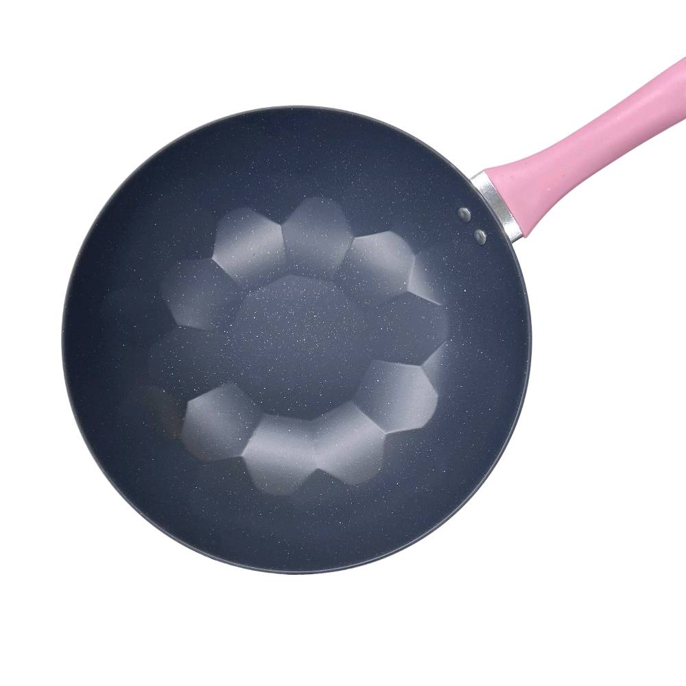 مقلاة عميقة باللون الوردي وتصميم خلية النحل

تجمع هذه المقلاة بين التصميم العصري الأنيق والأداء العملي، لتكون إضافة مميزة ومبهجة لمطبخكِ بفضل لونها الوردي وتصميمها الداخلي الفريد.

• تصميم داخلي مبتكر: تتميز بنقشة "خلية النحل" (Honeycomb) في القاعدة التي تساعد في توزيع الحرارة ومنع التصاق الطعام.

• عمق مثالي: تأتي بتصميم "ووك" (Wok) عميق يتيح لكِ القلي، التحمير، وطهي كميات كبيرة من الطعام بسهولة.

• مقبض مريح: مزودة بمقبض وردي متين مصمم لراحة اليد أثناء الحمل والتحريك، مع فتحة للتعليق لسهولة التخزين.

• سطح غير لاصق: الطبقة الداخلية باللون الرمادي المنقط (غرانيت) تضمن سهولة تنظيف المقلاة بعد كل استخدام.

• جودة التثبيت: المقبض مثبت ببراغي ثنائية قوية لضمان الاستقرار والأمان التام أثناء الطهي.

• النوع: مقلاة عميقة (Wok).
• اللون الخارجي: وردي (Pink).
• اللون الداخلي: رمادي منقط بنمط خلية النحل.
• المادة: معدن مطلي بطبقة غير لاصقة مع مقبض حراري.
• طريقة التثبيت: براغي تثبيت ثنائية للمقبض.