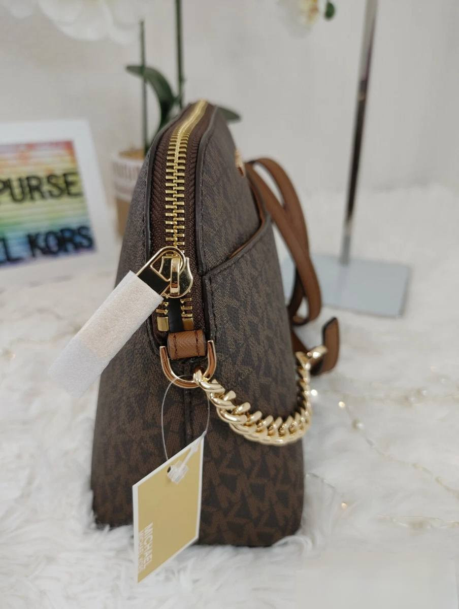 حقيبة كتف من مايكل كورس مع حزام كتف طويل 
متوفر توصيل لكافة المحافظات


**إذا كنت صاحب هذا الإعلان وتريد حذفه لأي سبب، رجاءا أرسل رسالة إلى الدعم الفني**