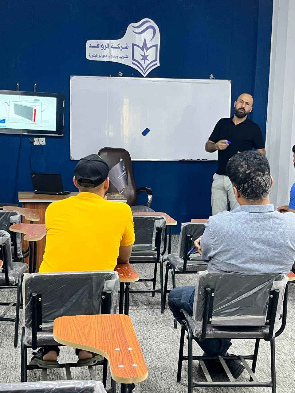 ⁨ بتوفيقٍ من الله، قدمت شركة الروافد للتدريب وتطوير الكوادر البشرية خلال النصف الأول من عام 2026 مجموعة واسعة من البرامج التدريبية النوعية، التي هدفت إلى تطوير المهارات ورفع كفاءة المتدربين في مختلف المجالات.

وقد شملت هذه البرامج دورات متعددة في مجالات:
الحاسوب وتقنياته الحديثة، الإدارة وتطوير الأعمال، البرامج الفنية والهندسية، إضافة إلى تخصصات أخرى متنوعة تلبي احتياجات سوق العمل.

وبفضل الله ثم بجهود المدربين والمتدربين، تم تخريج مئات المتدربين من مختلف الفئات العمرية الذين أتموا برامجهم بنجاح، ليكونوا أكثر جاهزية للانخراط في بيئة العمل والمساهمة في التنمية.

نضع بين أيديكم جانبًا من صور هذه الإنجازات، التي تعكس حجم العمل والالتزام خلال هذه الفترة، ونتطلع إلى مواصلة مسيرة العطاء والتطوير في النصف القادم من العام.

كل التوفيق لخرّيجينا، وإلى مزيد من النجاح والتميّز...

الموسس والمدير المفوض 
المهندسة شيرين سعدون علي ميرزا

العنوان:ديالى-بعقوبة-مدخل شارع خريسان- قرب تقاطع البلدة- فوق مطبعة الوطن…
هـ/***********⁩
