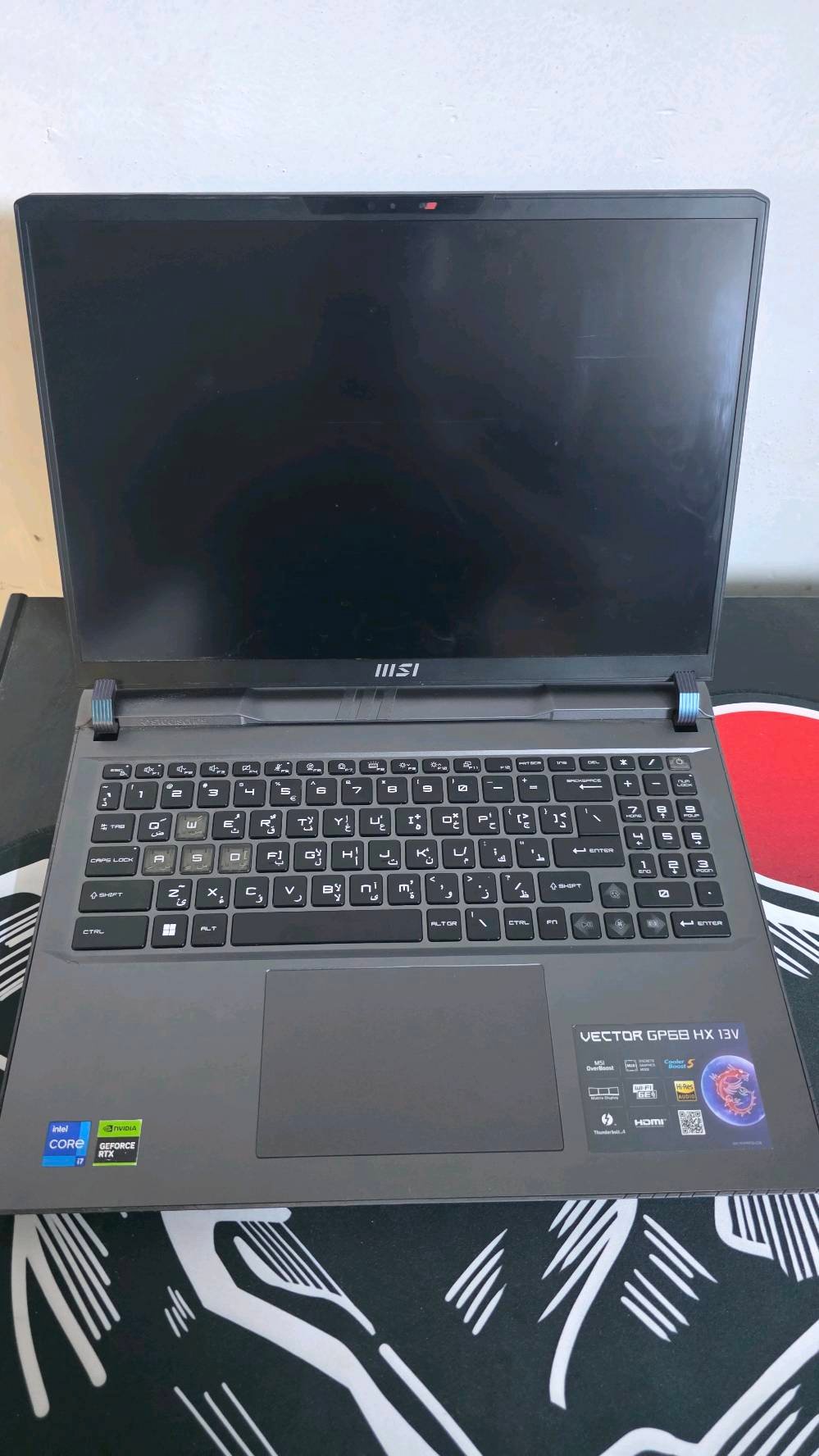 MSI Vector GP68HX 13VH

​المعالج (CPU): Intel Core i7-13700HX (بسرعة تردد أساسية 2.10 GHz مع تقنية الـ Turbo Boost).
​كرت الشاشة (GPU): NVIDIA GeForce RTX 4080 Laptop GPU بمساحة 12 جيجابايت بالكامل.
​الذاكرة عشوائية (RAM): 16 جيجابايت DDR5 بسرعة 4800 MT/s.
​التخزين (Storage): 1 تيرا بايت NVMe SSD السريع جداً (صافي المساحة من داخل النظام 954 GB).
​الشاشة (Display): 16 انج بتردد احترافي 240Hz لإنهاء أي تقطيع وسلاسة مطلقة.
​الأمان والخصوصية: كاميرا أمامية مدمجة تدعم بصمة الوجه (IR Camera) لفتح القفل الذكي والآمن عبر Windows Hello.
مجهز الطاقة (Charger): الشاحن الأصلي العملاق بقدرة 330 واط لضمان استقرار الأداء.
​نظام التشغيل (OS): Windows 11 Pro (نسخة 64-bit أصلية ومفعلة).