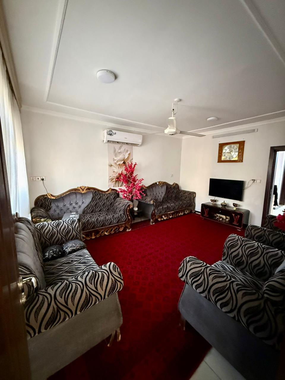 السلام عليكم
بيت للبيع المساحه 200 طابقين غرفتين فوك وغرفه جوه وصاله استقبال مطبخ صحيات داخليه خارجيه كامل ونضيف وبناء حديث وخدمات كامله مي مجاري كهرباء تبليط بلباب  الموقع مدرسه المستقبل خلف المدرسه مباشر ع التبليط للاستفسار الاتصال ***********
