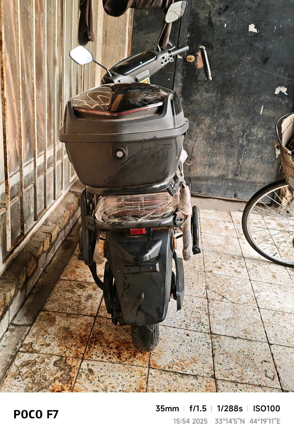 دراجه شحن ما صار هالشهر جديده كل شيء ما بيها بس الكفر الامامي شويه مكسور مال التاير المكان البياع حي المواصلات