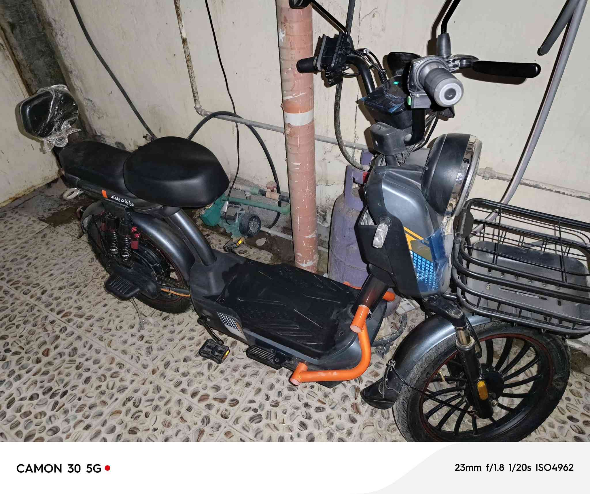 السلام عليكم دراجة شحن حجم 20 جديدة ماماشية زيرو 5 بطاريات دراجة توني ماخذهة مستعجل على بيعتهة السعر 600 وبيهة مجال للشراي تواصل ***********
