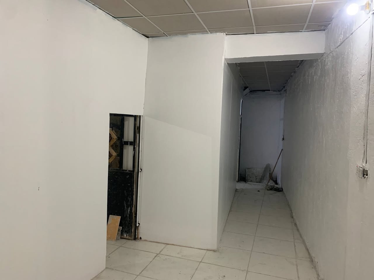 السلام عليكم  شقه للأيجار المساحه ١٠٠ متر الشقه مامسكونه ترميم جديد ارضيه سقوف كهربائيات بواري 
بالاضافه الى محل للايجار جوة الشقه 
العنوان السفير شارع ٢٠ قرب سوك العبيدي 
للاستفسار واتساب ***********
