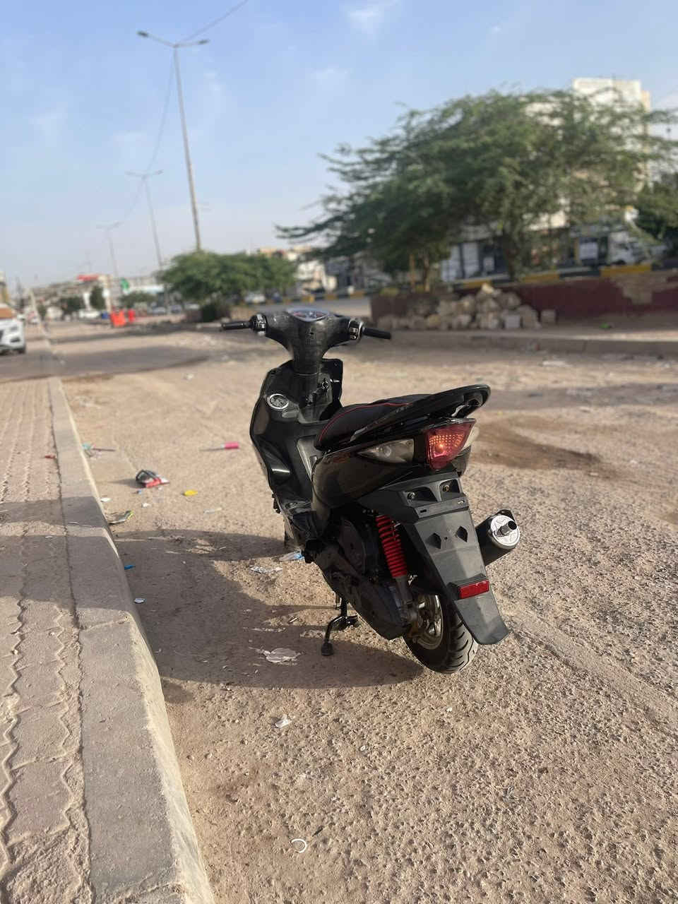 السلام عليكم اخوان ماكس مضلع للبيع الدراجه كفاله عامه المكينه ما مفتوحه عليها كلج امامي رياضي وكزوز رياضي دبل امامي رياضي وياله رياضي الدراجه ناعمه بل مشي عوزها شوي نقوصات محتاج و اريد ابيعها السعر 650 وبيها مجال العنوان البصره الكندي للستفسار ع الرقم ***********
