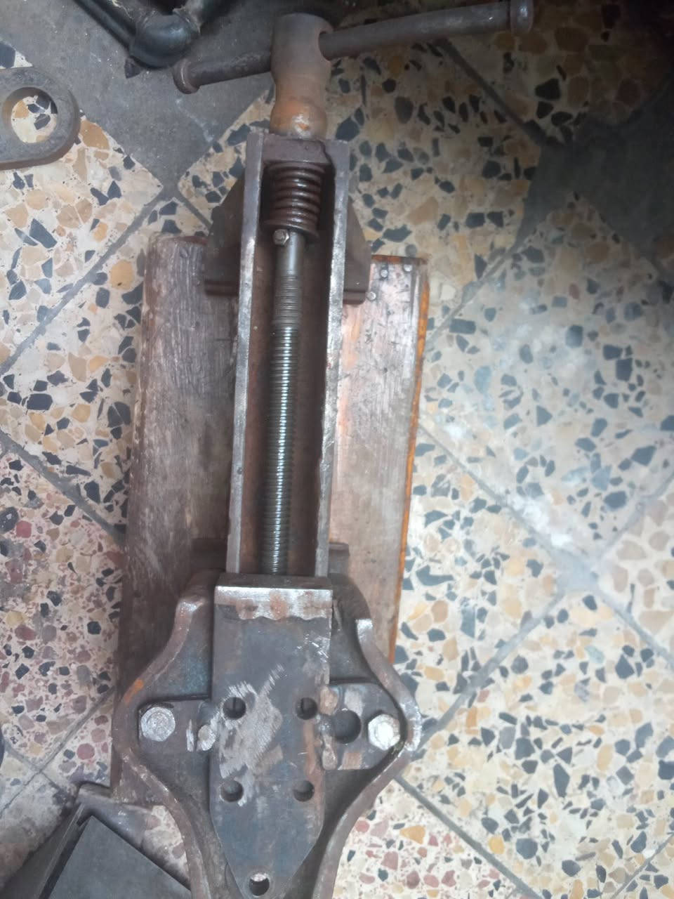 ⭕ يوجد توصيل لكافه المحافظات
منگنه قديمه اصليه. تفتح 20 سم السعر 90 الف المكان بغداد والي يحب يحجز خل يشوف الفديو بي توضيح  ***********
