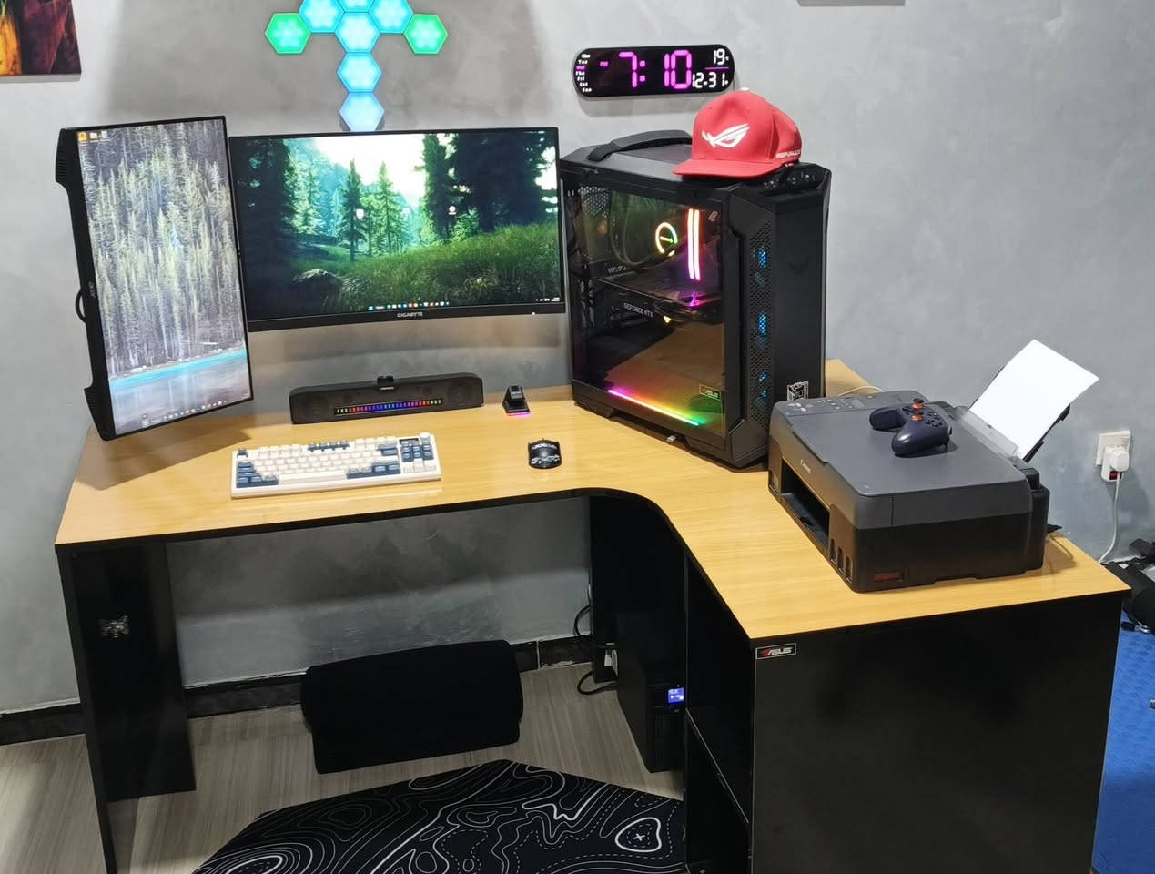 سلام عليكم ميز ركن للبيع 
الابعاد 160 * 120 
العمق 60 
الارتفاع 75 
الميز مثل ما موضح بالصور نظيف جدا 
مكاني بغداد العامريه ما عندي توصيل السعر 110 الف
***********
