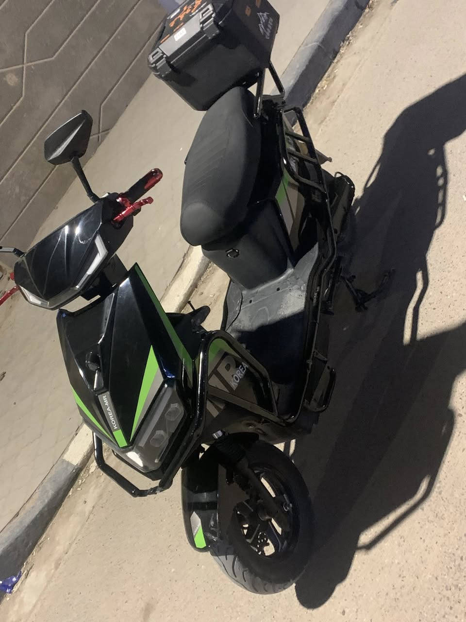 سلام عليكم 
دراجه شحن 6 بطاريات جدد 
دراجه كله شغاله ونضيفه 
مناقصه برغي سرعه ١٠٠ 
حت جادر مطري مفصل اله 
مكاني الزبير *********** 
سعره ٨٠٠ وبيه مجال  مراوس
