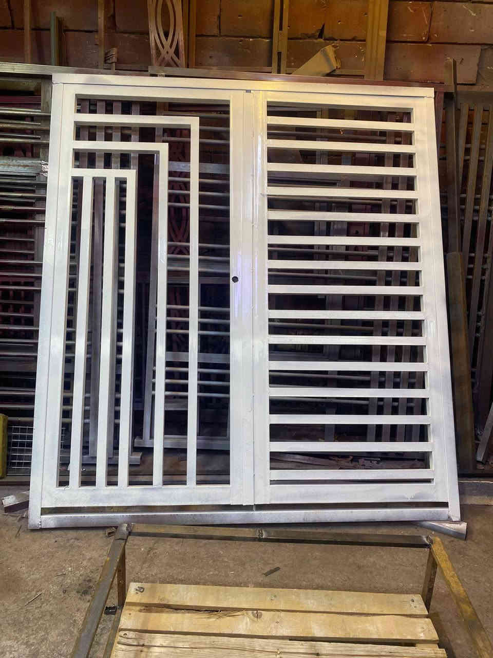 عالم الحدادة لعمل كافة الابواب والمسقفات والشبابيك والمحجرات وبأحدث التصاميم حسب الطلب كما يتوفر القطع بالاوكسجين لجميع انواع الشيلمان العنوان كوفة - حي ميسان 
للتواصل ***********
