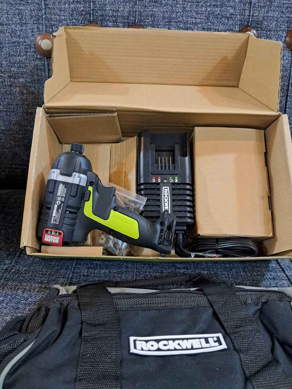 دريل امباكت بالكارتون ROCKWELL بروشلز بطارية 20 فولت  عدد 2 وشاحن 
دريل عدد 2  Power works 24 فولت+بطارية عدد3 وشاحن 1
250  الف  للتواصل ***********

