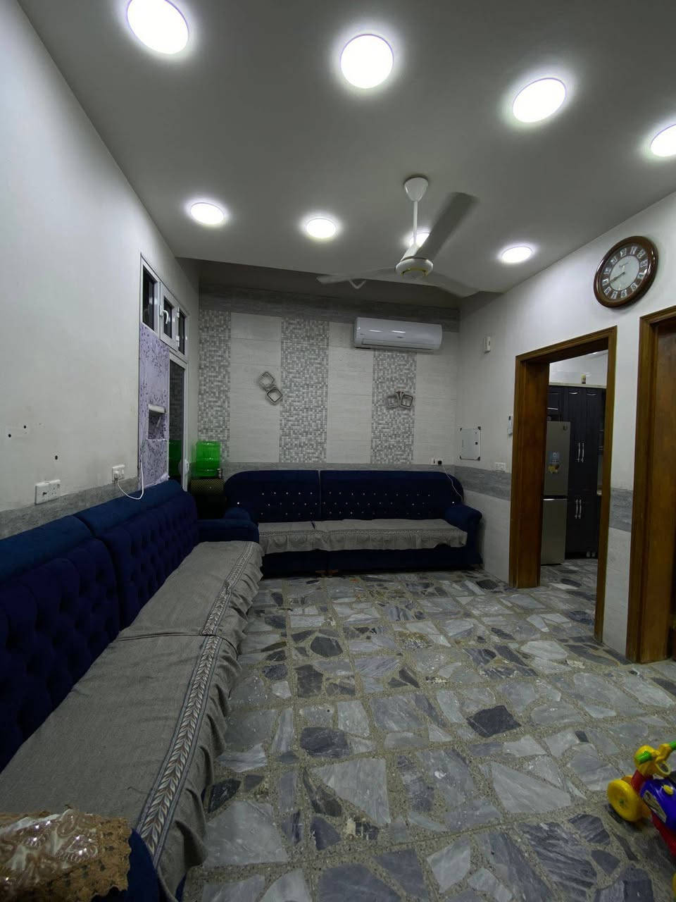 السلام عليكم دار ١٥٠م بناء درجه اولى واجهه ٦م نزال ٢٥م كراج استقبال هول اربعة نوم مقابل سياج مستوصف حي اور يعني ماكو جيران مقابيلكم 
حي اور قرب جامع عمار بن ياسر السعر٤٠٠ مليون  للاستفسار ***********
