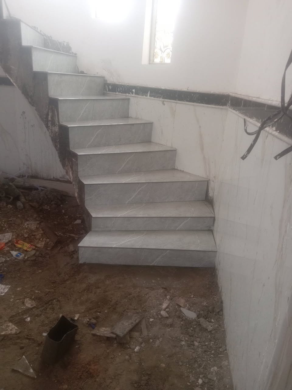 خلفه سيراميك متفرغ وسعار مناسبه *********** بليوميه متر مقطوعه اسعار مناسبه ميسان العماره مكاني
