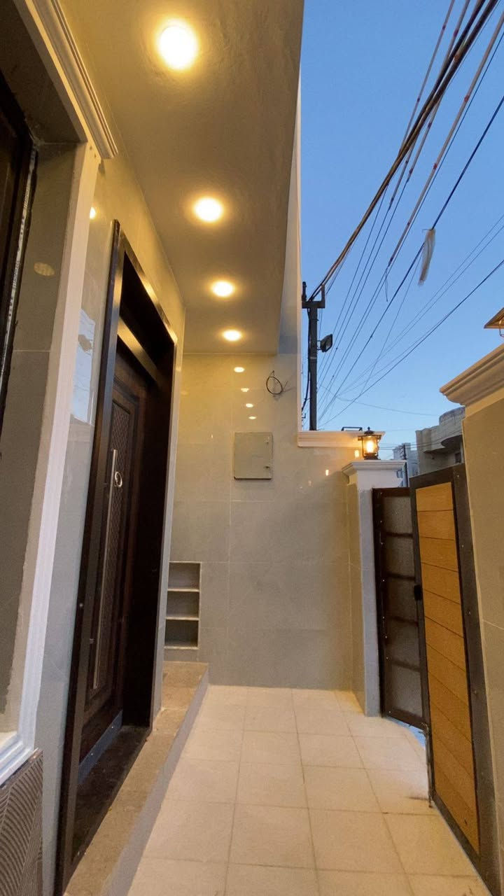 # 100م² جديد للبيع  🏡 
دار  ١٠٠ م للبيع السعر مناسب
يحتوي على ٤ غرف نوم سويت
بناء حديث درجة اولى 
حي الجهاد ـ الحمدانيه

#للأستفسار : مكتب سومر للعقار 🏛️ 
                    *********** 📞 بغداد, العراق
