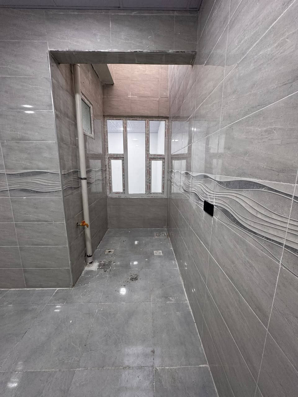 دار للبيع طابق ونص ملكي 
محجوز للمصرف العقاري تقديم جديد 
مساحته /100م واجه 5م 
درج خارجي 
طابق الاول /استقبال ومطبخ وصحيات وغرفة نوم وطابق ثاني غرفة نوم وصحيات درج خارجي 
موقع /قادسية -شارع ابو وليد 
مقدمة /37مليون وباقي عالمصرف العقاري مطلوب قسط شهري 438الف شهريا 
استلام مفتاح
للاستفسار /***********
