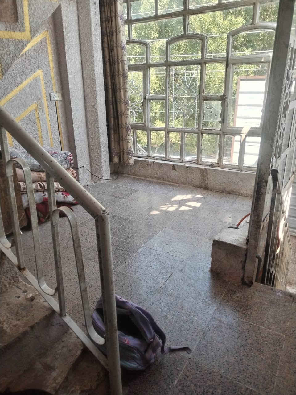 السلام عليكم

دار مساحه 43متر نظيف أمامه تشجير وموقع مميز

صاله
مطبخ
حمام خارجي
غرفه نوم فوك
بيتونه
سطح

السعر 130مليون

غزاليه بدايه شارع المشجر
للإستفسار *********** *********** مكتب الطائي
