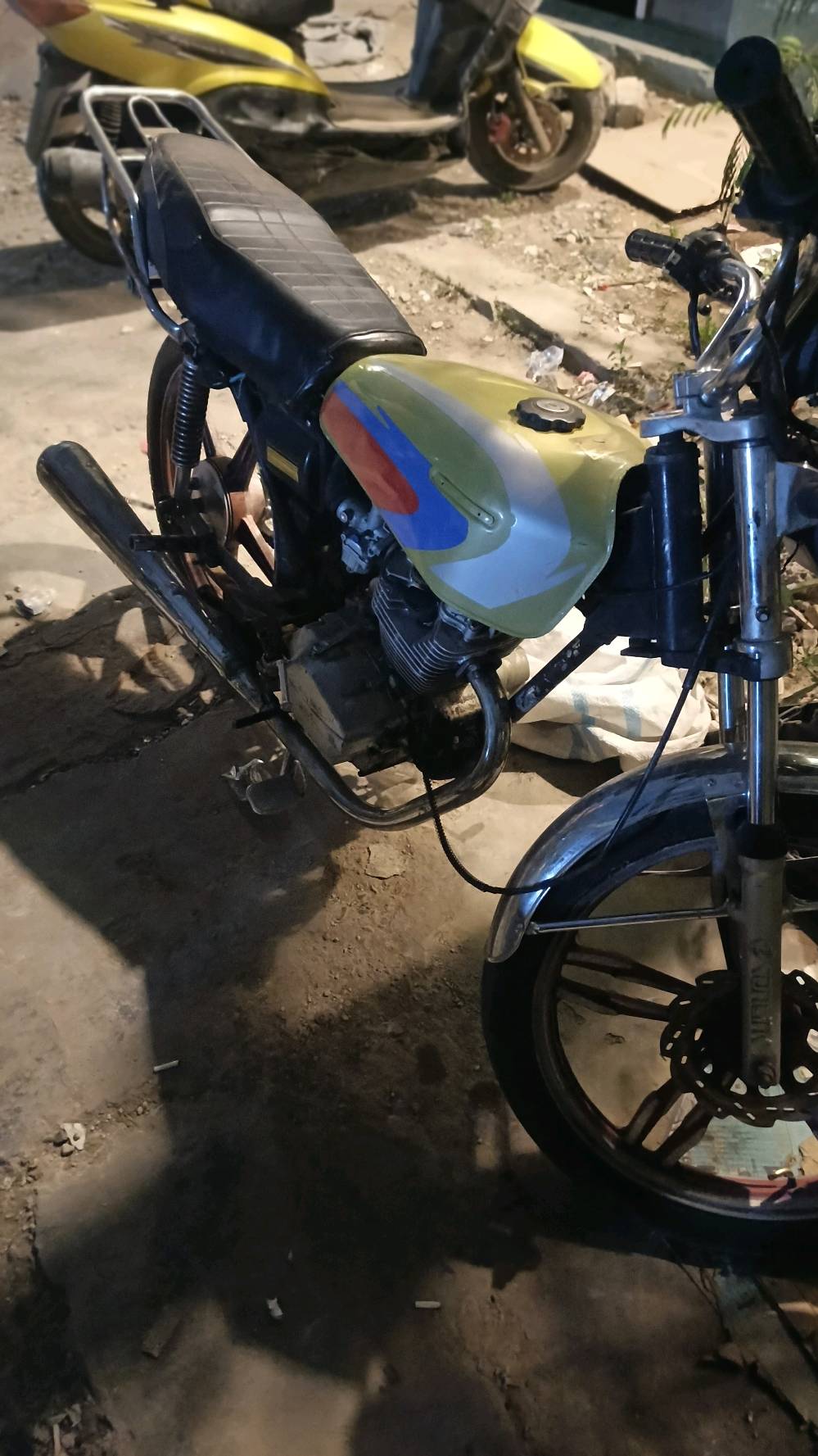 دراجة نارية مستعملة بحالة جيدة. التصميم بسيط وعملي، بالإضافة إلى انها مزيّنة بألوان جذابة. مناسبة للتنقل داخل المدينة أو لاستخدامات أخرى.
