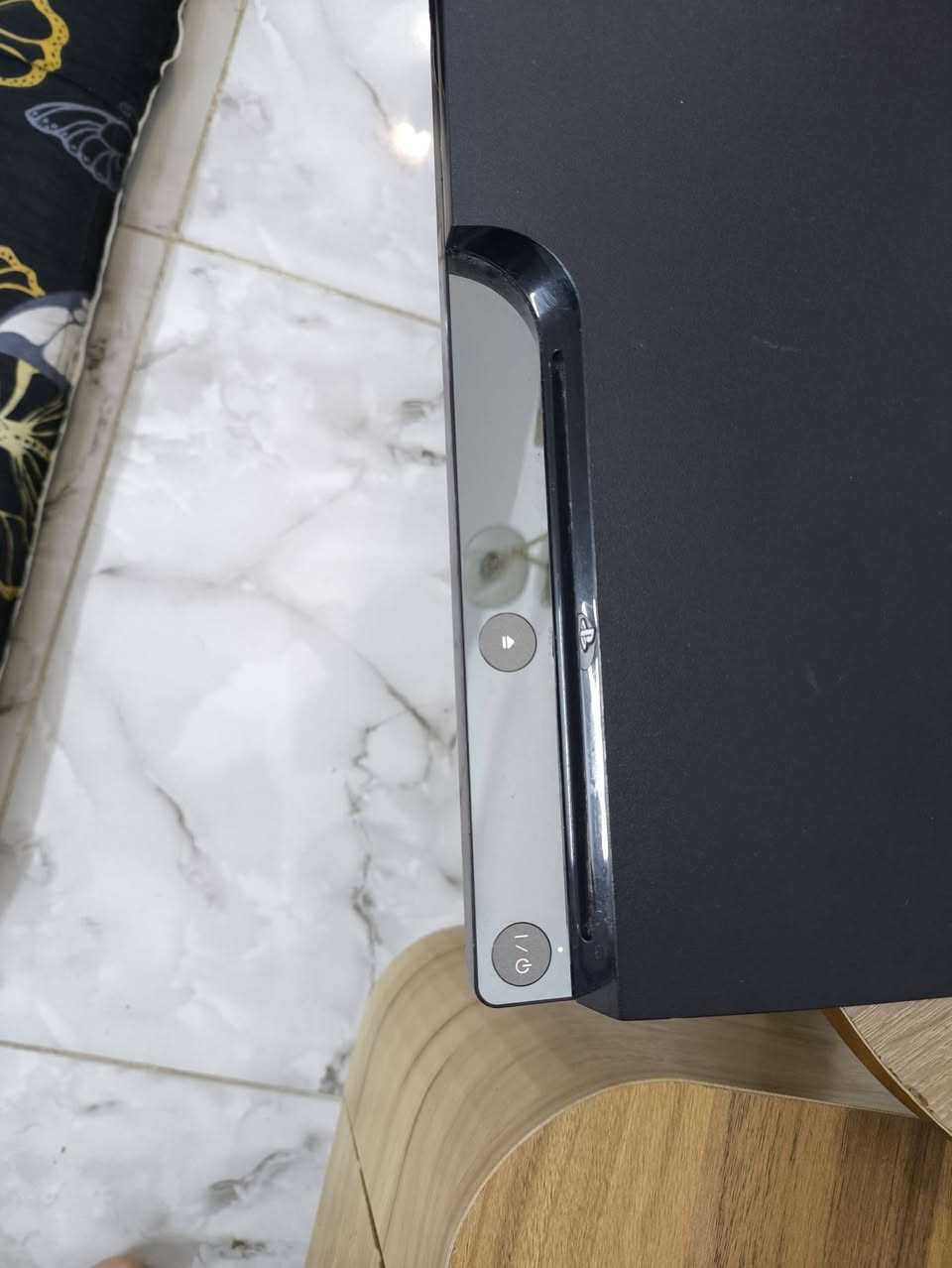 📢 للبيع بلاي ستيشن 3 سليم (PS3 Slim) مع ملحقاته - (فيه عطل عدم عرض الصورة)
للبيع جهاز PS3 Slim لأصحاب محلات الصيانة أو المهتمين بالتصليح والاستفادة من الألعاب والملحقات الضخمة. الجهاز يعمل باور بشكل طبيعي ولكن لا يخرج صورة على الشاشة (محتاج صيانة لمدخل الـ HDMI أو آيسي الصورة).
📦 الملحقات ومحتوى الألعاب المشمولة (كما في الصورة):
جهاز PS3 Slim (يحتوي داخلياً على 3 ألعاب مخزنة).
هارد خارجي توشيبا (Toshiba) بسعة 500 جيجابايت: متروس ومحمل بأكثر من 60 لعبة من أقوى ألعاب الـ PS3 جاهزة فوراً.
يد تحكم (جويستيك) عدد 2: باللونين البرتقالي والأزرق.
كابل الباور الأصلي + كابل شحن اليد (USB).
خلي سعرك وبالعافيه
مكاني حي الجهاد ويوجد توصيل 
رقم الهاتف ***********
